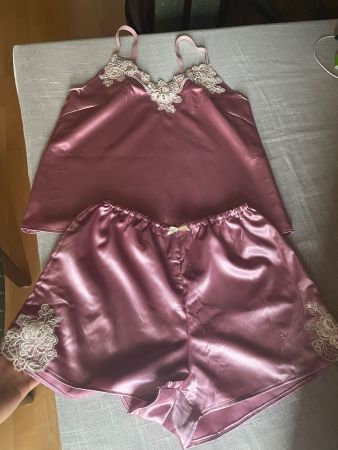 Dusty Rose Satin Pyjama - mit Spitze - Elegante Nachtwäsche
