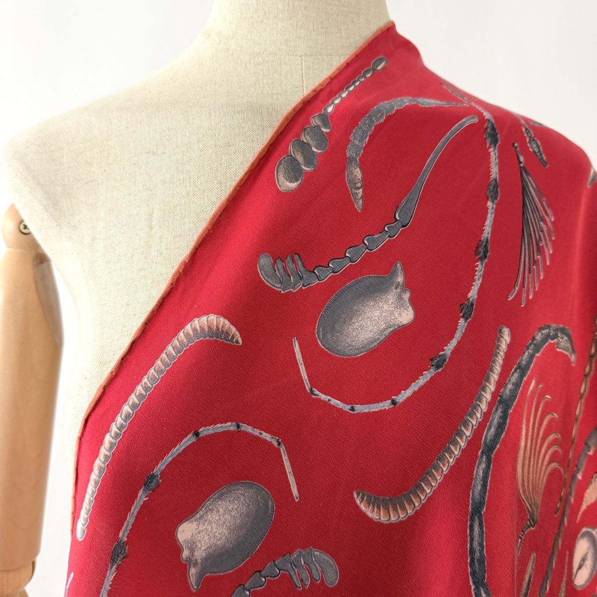 Fabric Frontline Foulard & Sciarpe: FABRIC FRONTLINE Silk Scarf – Nuovo (secondo la descrizione) da Emmen venduto da Avviivva_Com2023 2