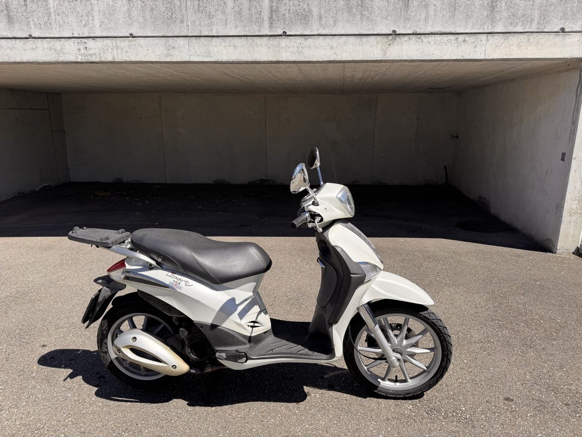 Piaggio Strasse: Piaggio Liberty 125 Roller Weiss – Defekt aus Ittigen von DoLaDoNeLu