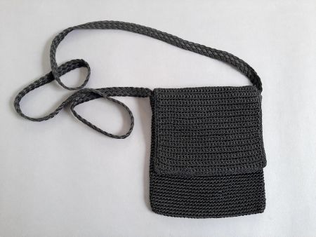 Schwarze Umhängetasche, gehäkelt