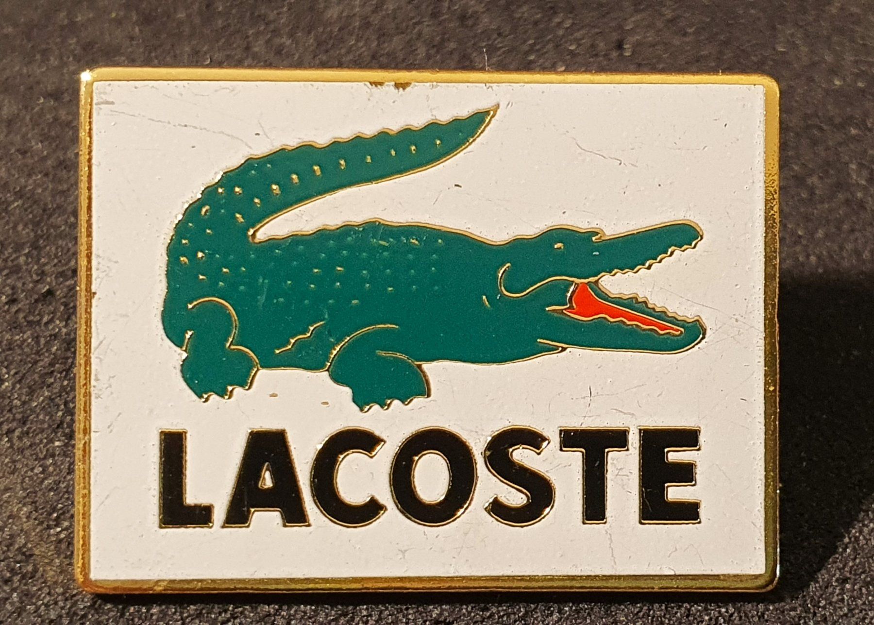 Lacoste Plaketten & Abzeichen: CC773 - Pin LACOSTE Krokodil Logo – Gebraucht aus Reinach BL von Boston-Verkauf