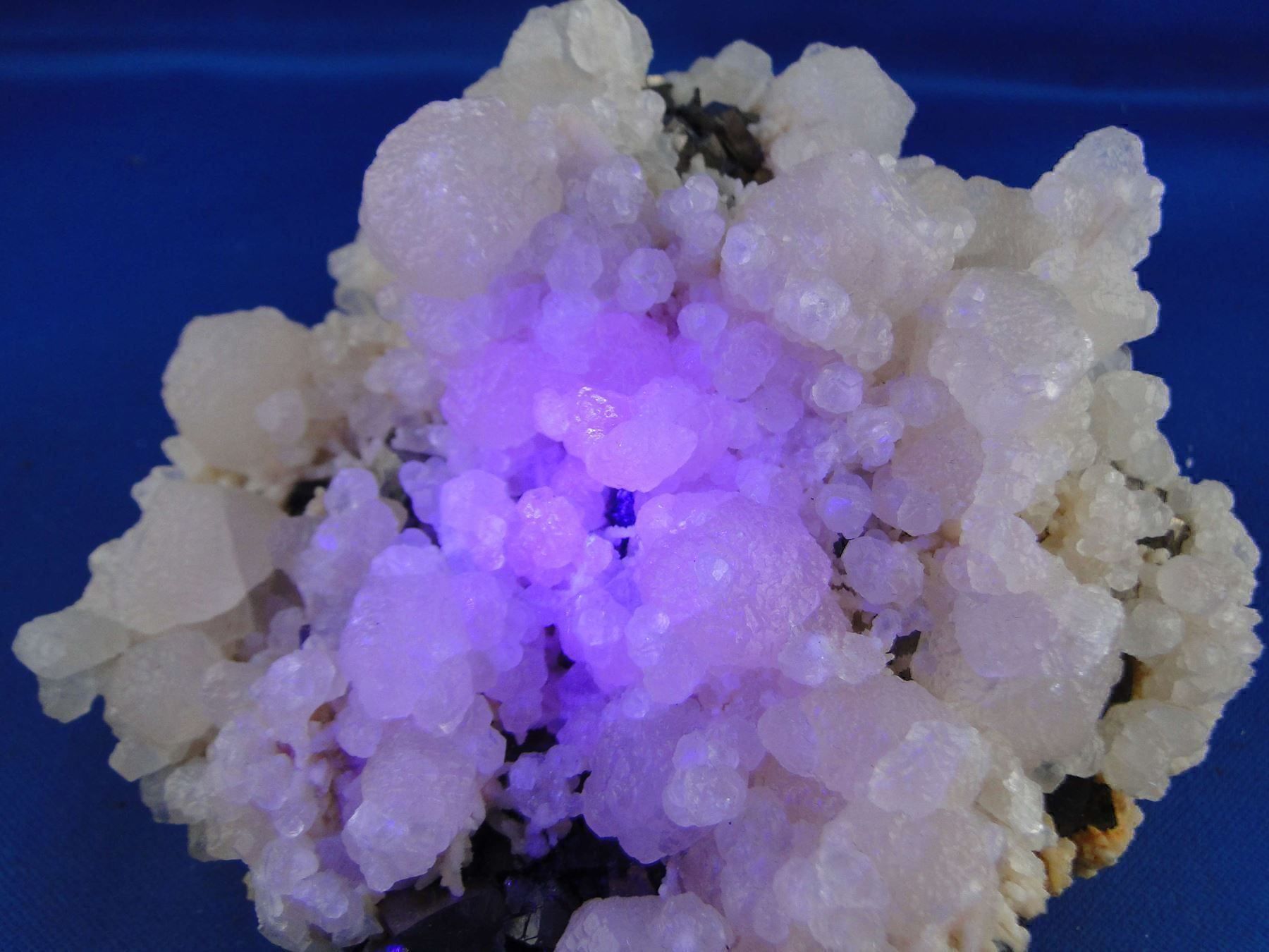 Minerali & Pietre curative: Arsenopyrit mit Calcit (UV-Pink) – Usato da Schinznach Bad venduto da Demerald 8