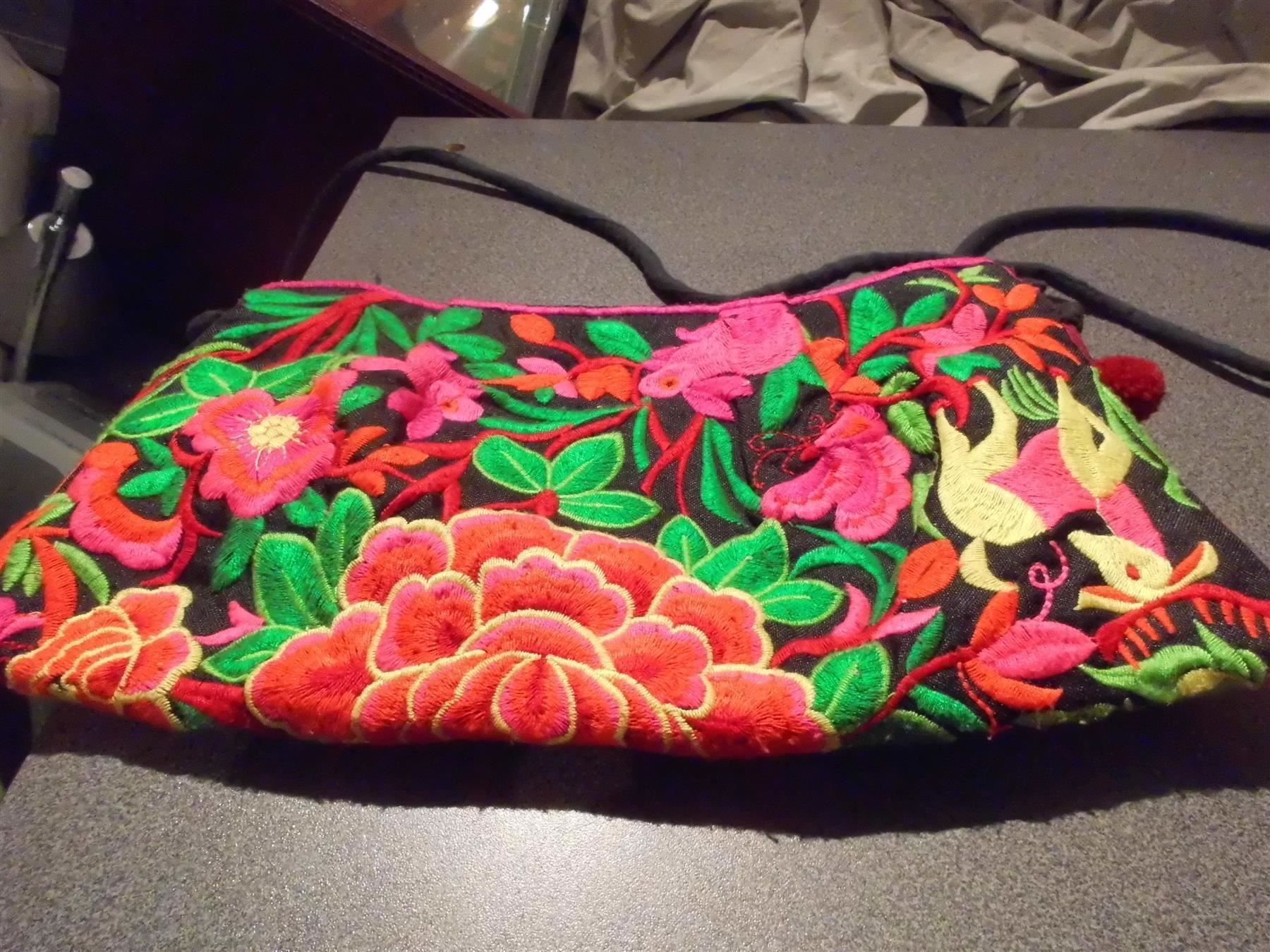 Taschen für Damen: Tasche farbige Blumen, Stoff, mit Reissverschluss – Gebraucht aus Zürich von abraxas1291 1