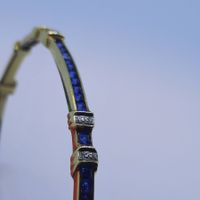 Goldarmband mit erstklassigen Edelsteinen