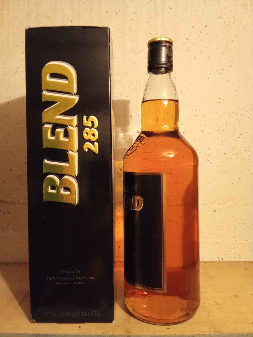 Bevande alcoliche: Blend 285 - Thailändischer Whisky, 100cl - 35% Vol. – Nuovo e nell'imballaggio originale da Bilten venduto da Bora3 1