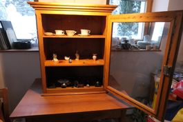 antike Glas-Vitrine mit Beleuchtung