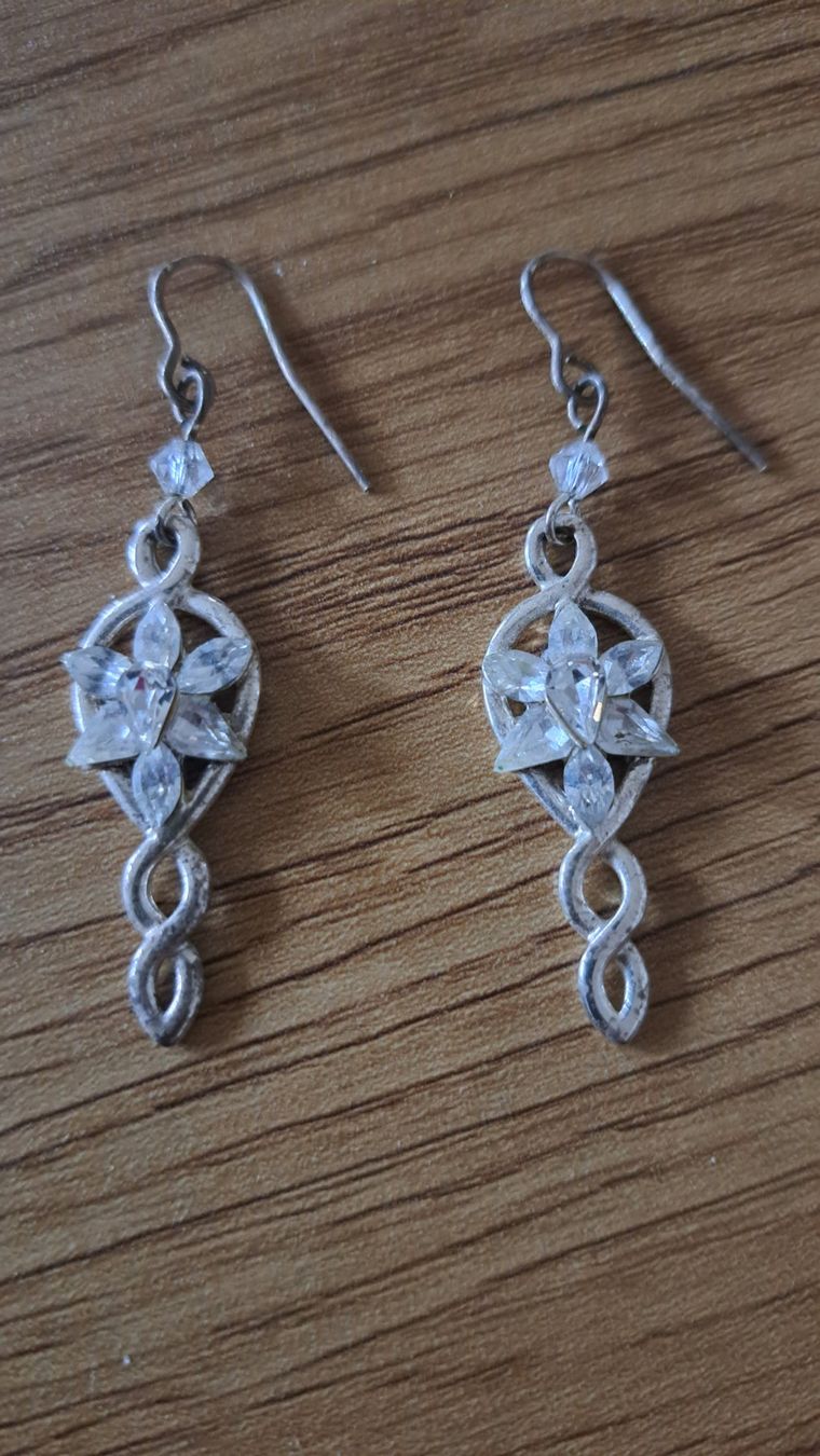 Orecchini pendenti & Orecchini a lobo: Silberfarbene Ohrhänger mit Glitzersteinchen, neuwertig – Usato da Zürich venduto da Lamone68