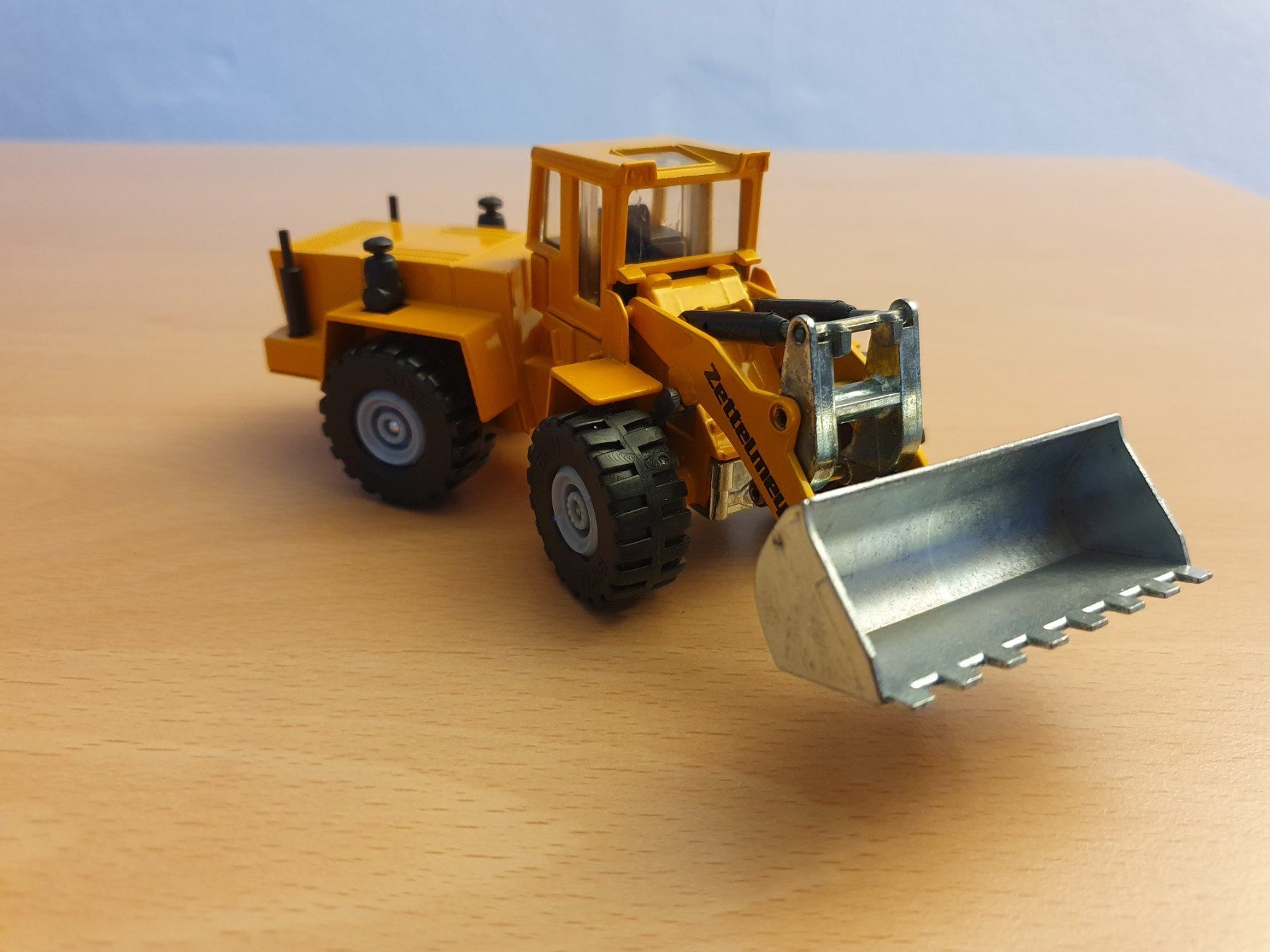 Siku Modellautos: Siku Radlader Zettelmeyer ZL 4002 1:50 – Neu (gemäss Beschreibung) aus Triesen von platzproblem1 2