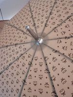 MCM Regenschirm mit Logo Print und grossem Holzgriff