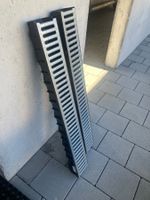 Zwei Kunststoffrinnen