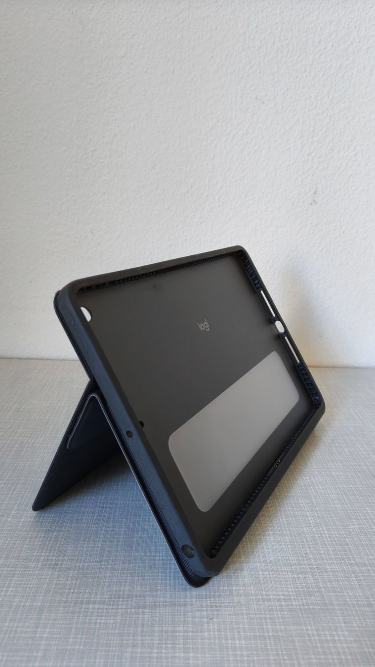Logitech Tastiere: Logitech rugged folio iPad Hülle 7th, 8th & 9th Generation – Usato da Bern venduto da wade99 5