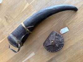 Antikes mit Feuersteinen Pulverhorn