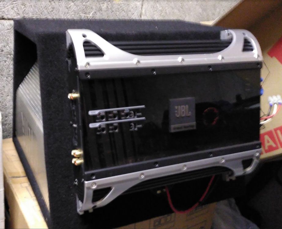 Auto Subwoofer mit darauf befestigter Endstufe Kaufen auf Ricardo