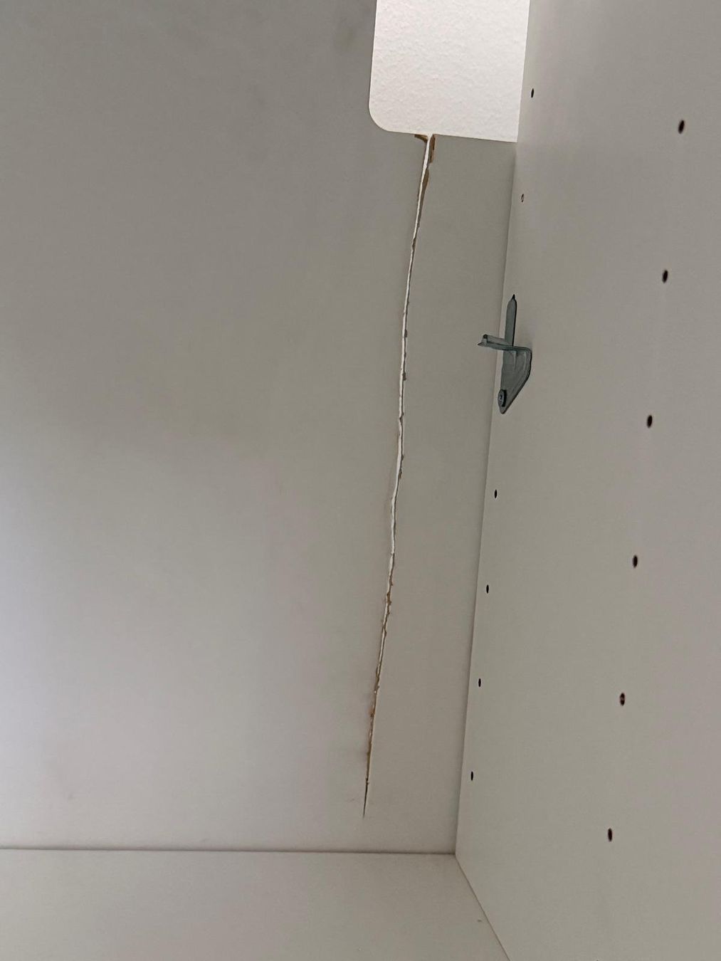 Ikea Mobili TV: TV-Möbel weiss mit Glasplatte (inkl. Wandbefestigung) – Usato da Aarwangen venduto da Pattrik 8