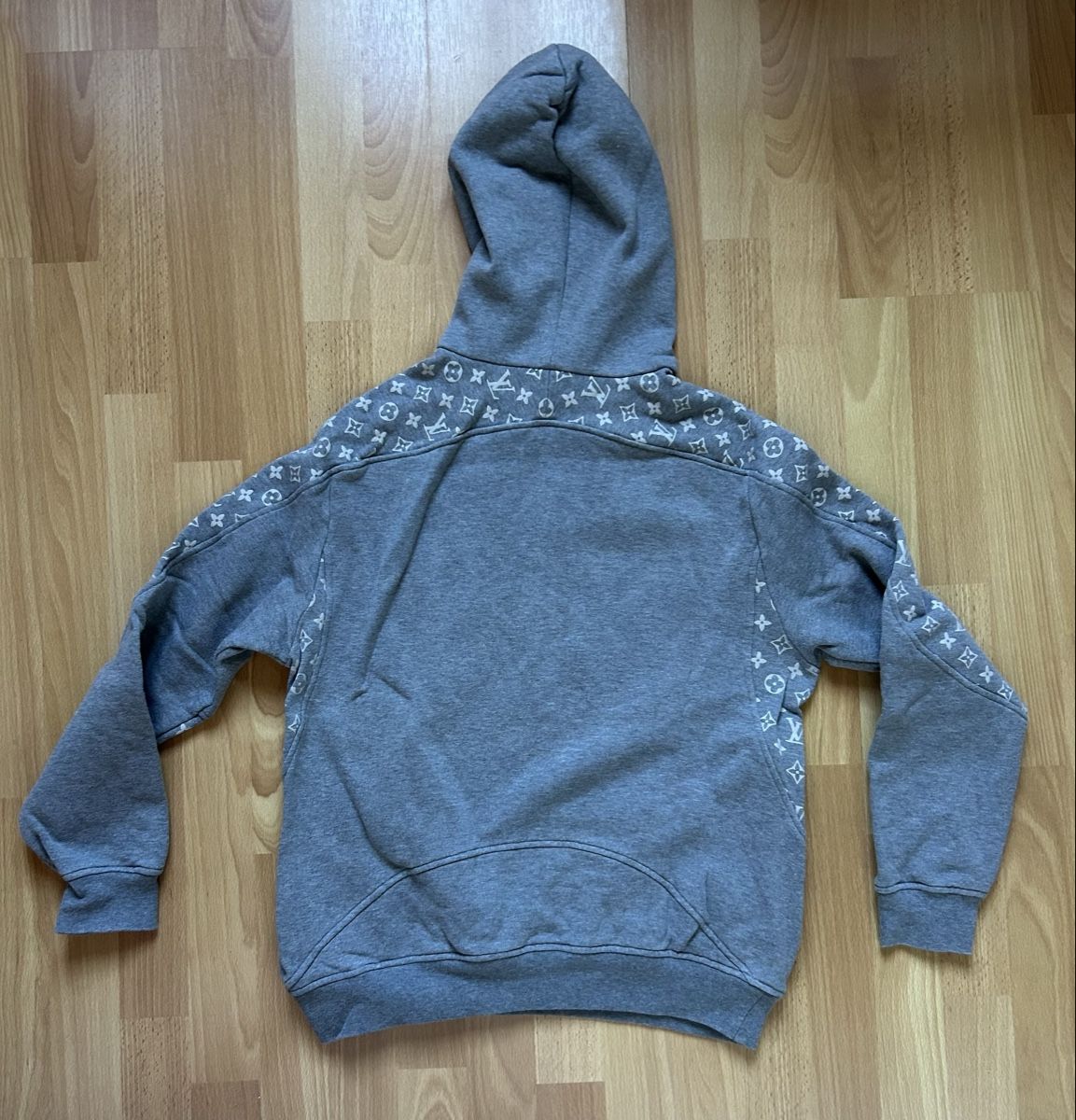 Louis Vuitton Pulls & Sweat-shirts: Kapuzenpullover Louis Vuitton grau mit Monogramm Muster – D'occasion à Oetwil am See par ani_7x9l 1