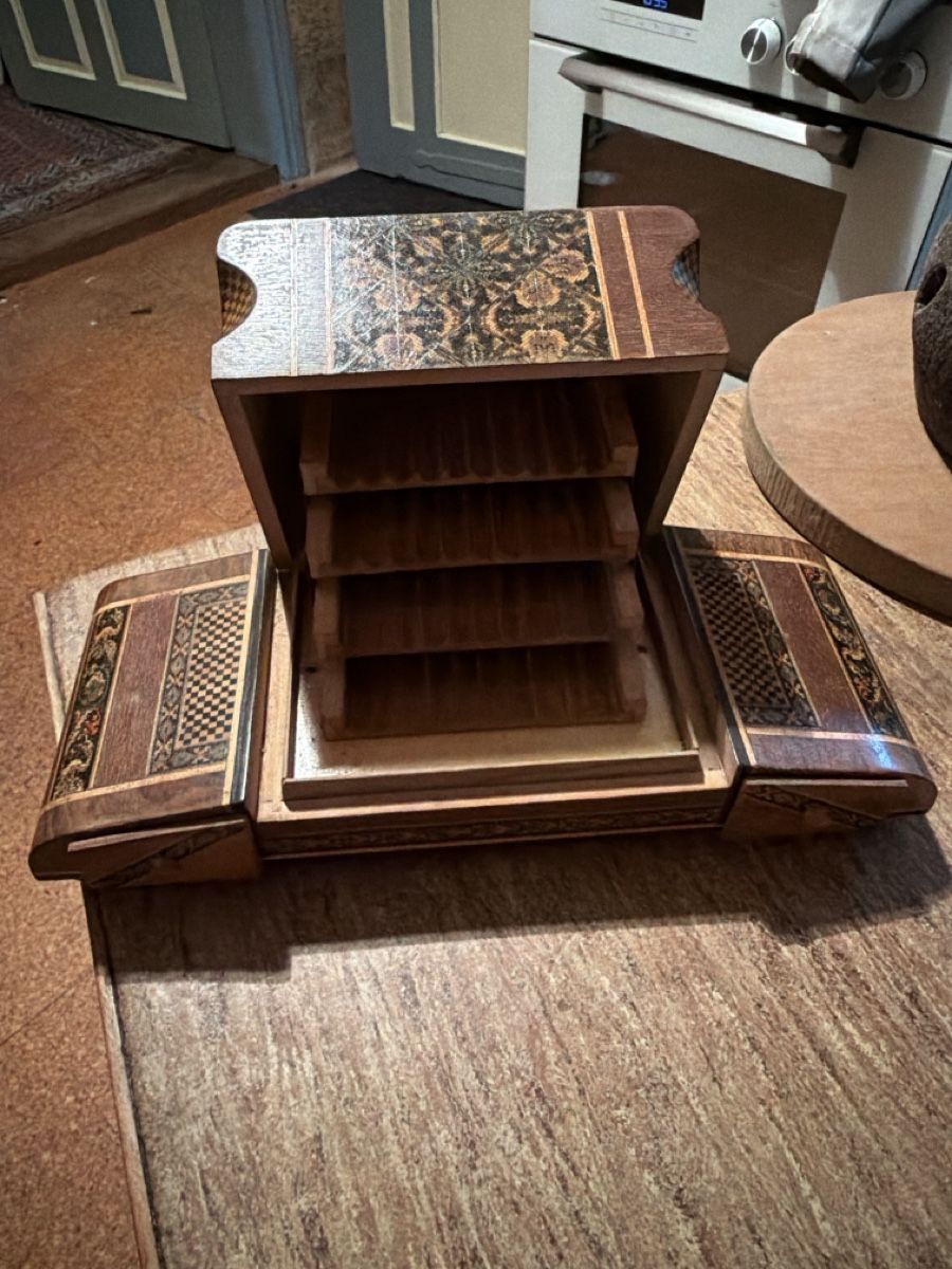 Cassapanche: Dekorative Holzbox mit Schubladen und Fächern antik – Usato da Dietlikon venduto da ThomasBernhard25 1