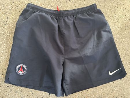 PSG Nike short taille 12-13 ans, parfait pour l'été!
