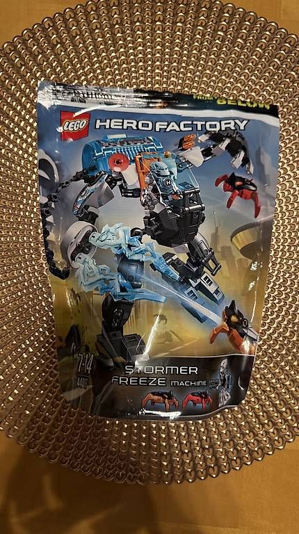 Spielzeuge: LEGO HERO FACTORY STORMER FREEZE MACHINE – Gebraucht aus Zürich von MXjr