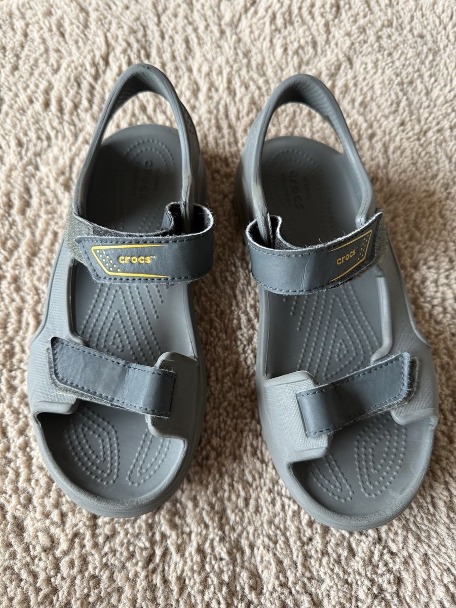 Crocs Scarpe da uomo: Sandalen CROCS – Usato da Niederurnen venduto da Castash