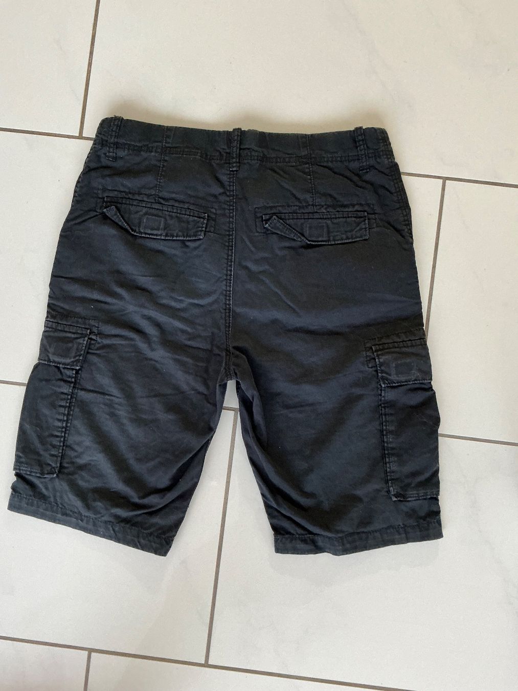 H&M Pantaloni: Schwarze Cargo Shorts Gr.152 H&M – Usato da Biel-Benken BL venduto da Sahra1 2