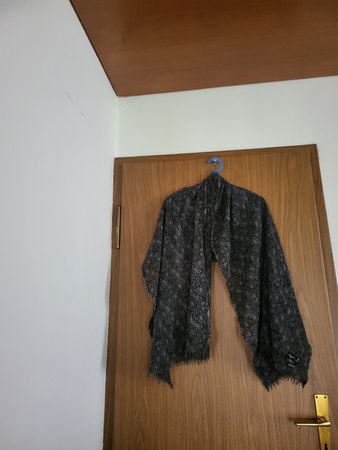 Écharpe Agnes b. Paris, 100% Laine, Motifs uniques.( trous)