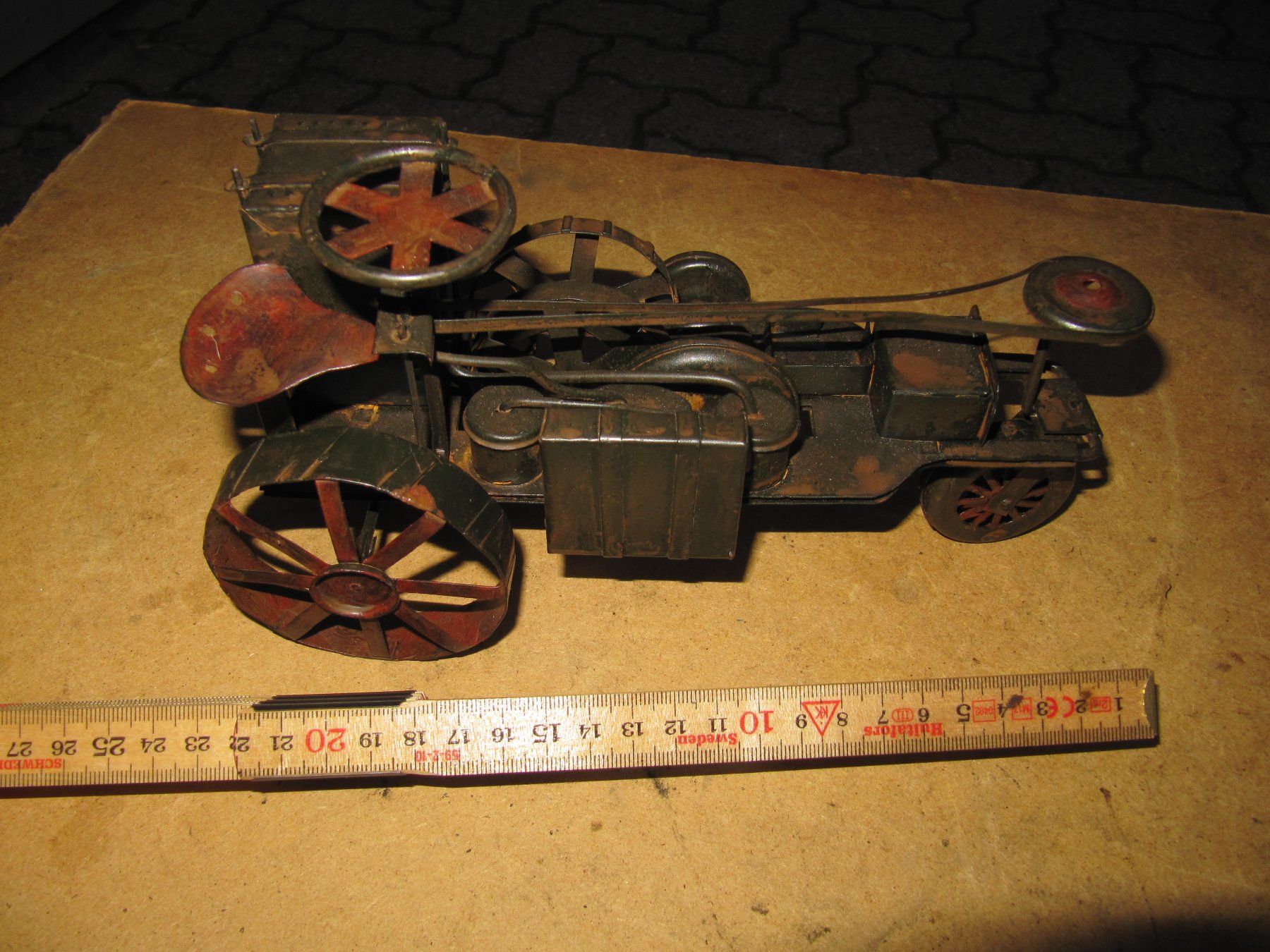 Modellini d'auto: altes Modellauto aus Blech mit Gravur – Usato da Basel venduto da stefan4057 2