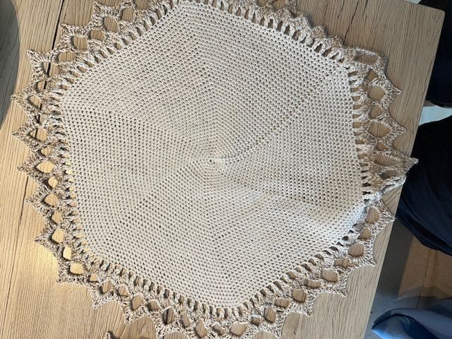 Set di tavolo e panche: Tischset gehäckelt  4 St. self Made durchmesser ca.43 cm – Nuovo (secondo la descrizione) da Naters venduto da sch_9fvg 1