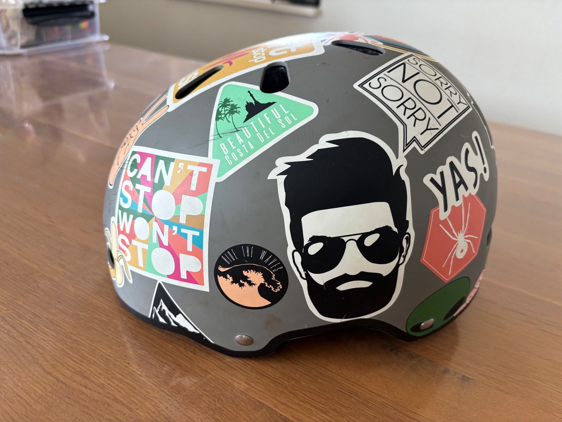 Caschi: Micro Scooter/Skateboard Sticker Helm mit LED Licht – Usato da Thalwil venduto da Swisshoneys 4