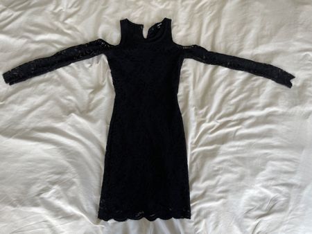 Schwarzes Spitzenkleid mit langen Ärmeln, Grösse XS