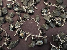 AUSVERKAUF: 1 Lot (6 Stk.) Braclets mit div. Anhängern