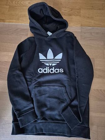Schwarzer Hoodie der Marke Adidas