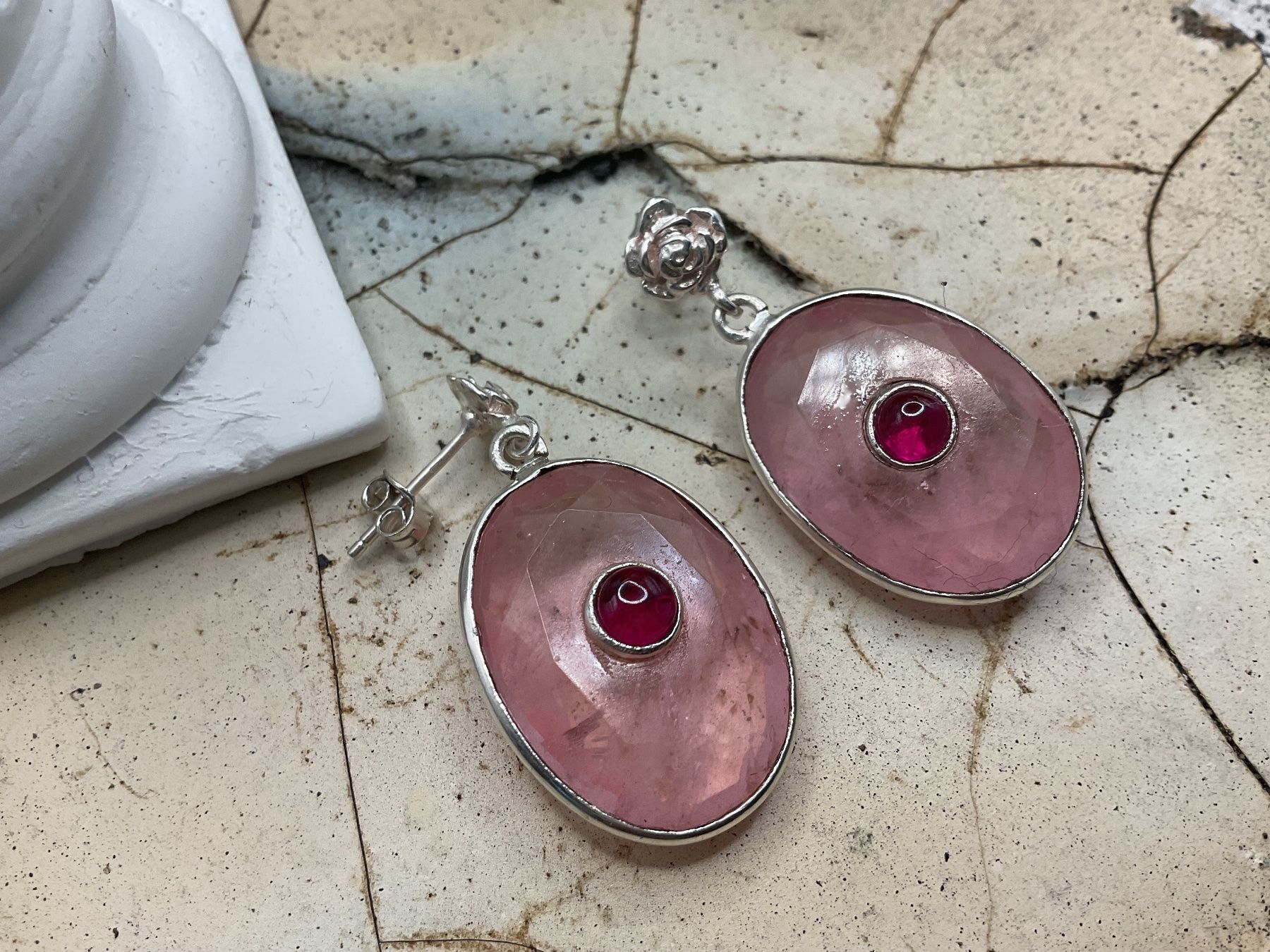 Orecchini pendenti & Orecchini a lobo: Statement Ohrstecker rosa Quarz mit kleinen Rubinen – Nuovo (secondo la descrizione) da luzern venduto da Alpendorf1 2
