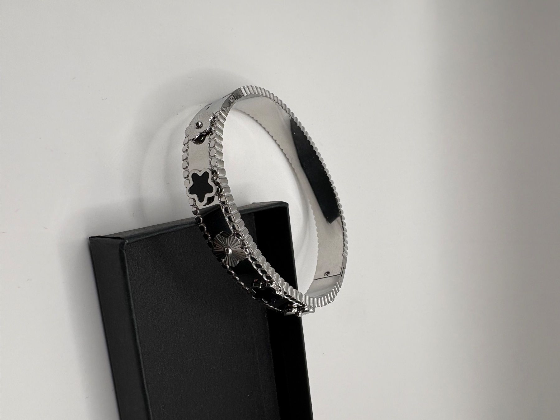 Armbänder & -reifen: Armband mit Blumenmuster neuwertig – Gebraucht aus Emmenbrücke von Mirza1980 2