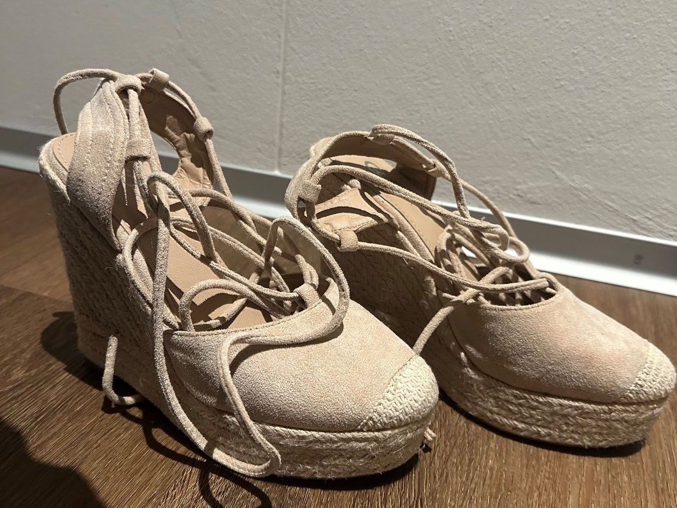 Scarpe da donna: Beige GoGo Wedges mit Bastsohle – Nuovo (secondo la descrizione) da Kölliken venduto da mar_8jjj 1