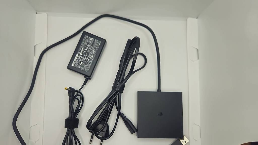 Unità & Adattatore: Original PS VR2 PC-Adapter + VR Schutztasche / Case – Usato da Ebmatingen venduto da RetroVans 4
