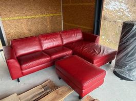 Canapé 3 places en cuir rouge avec récamière ( sans le pouf)