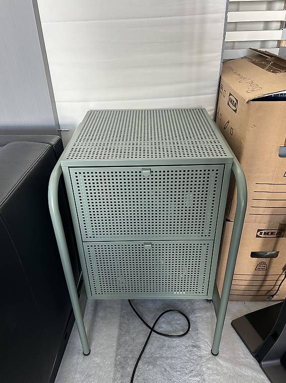 Ikea Tables de nuit: IKEA NIKKEBY Nachttisch graugrün – D'occasion à Meggen par lou_bfg9