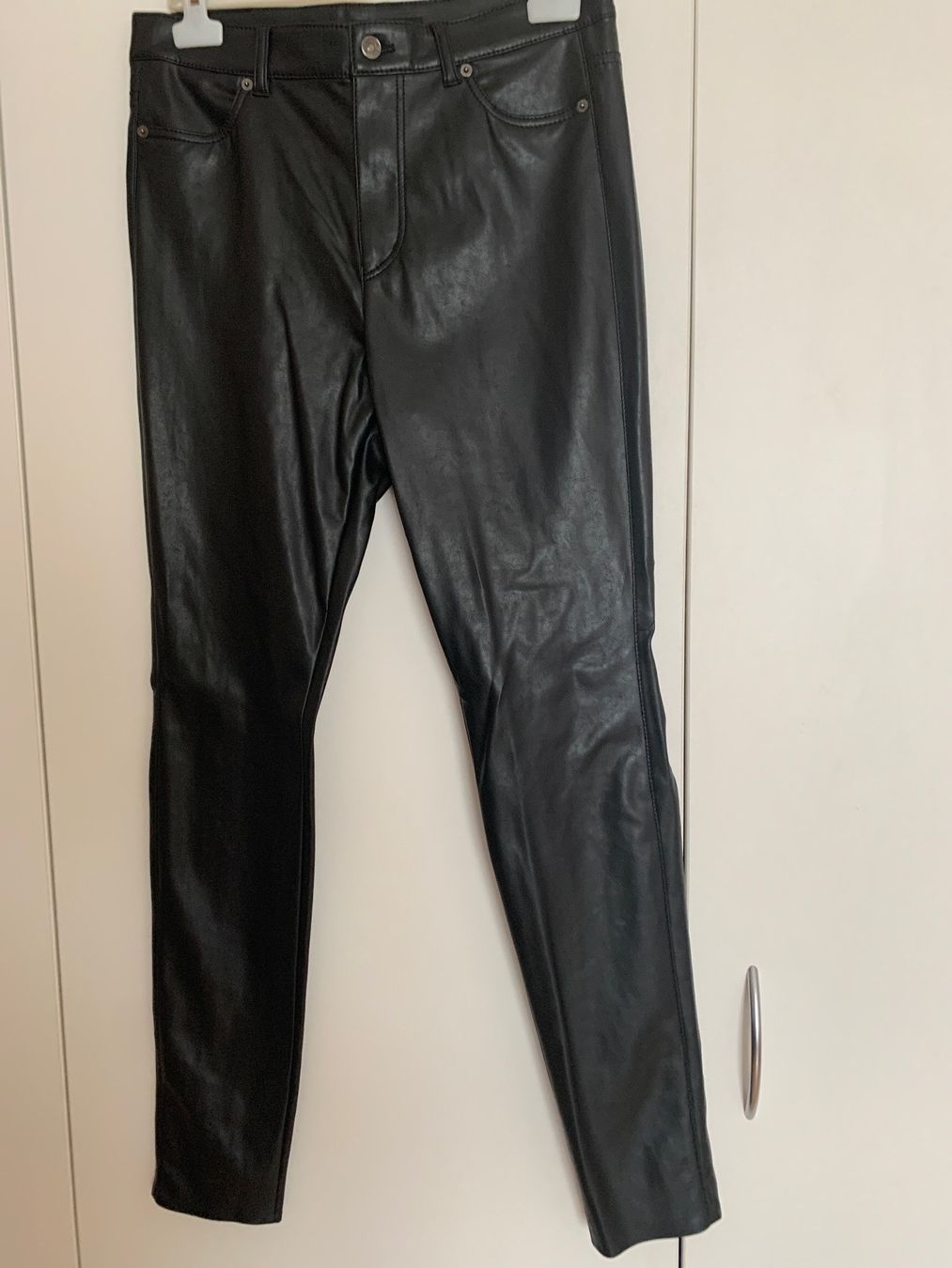 Marc Cain Pantaloni: Marc Cain - Hose in Lederoptik - neu! – Nuovo (secondo la descrizione) da Geuensee venduto da Gagisi