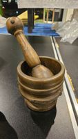 Mortaio in legno scuro con borchie