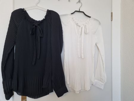 2 Blusen identisch, 1x schwarz 1x weiss Gr. 38/M