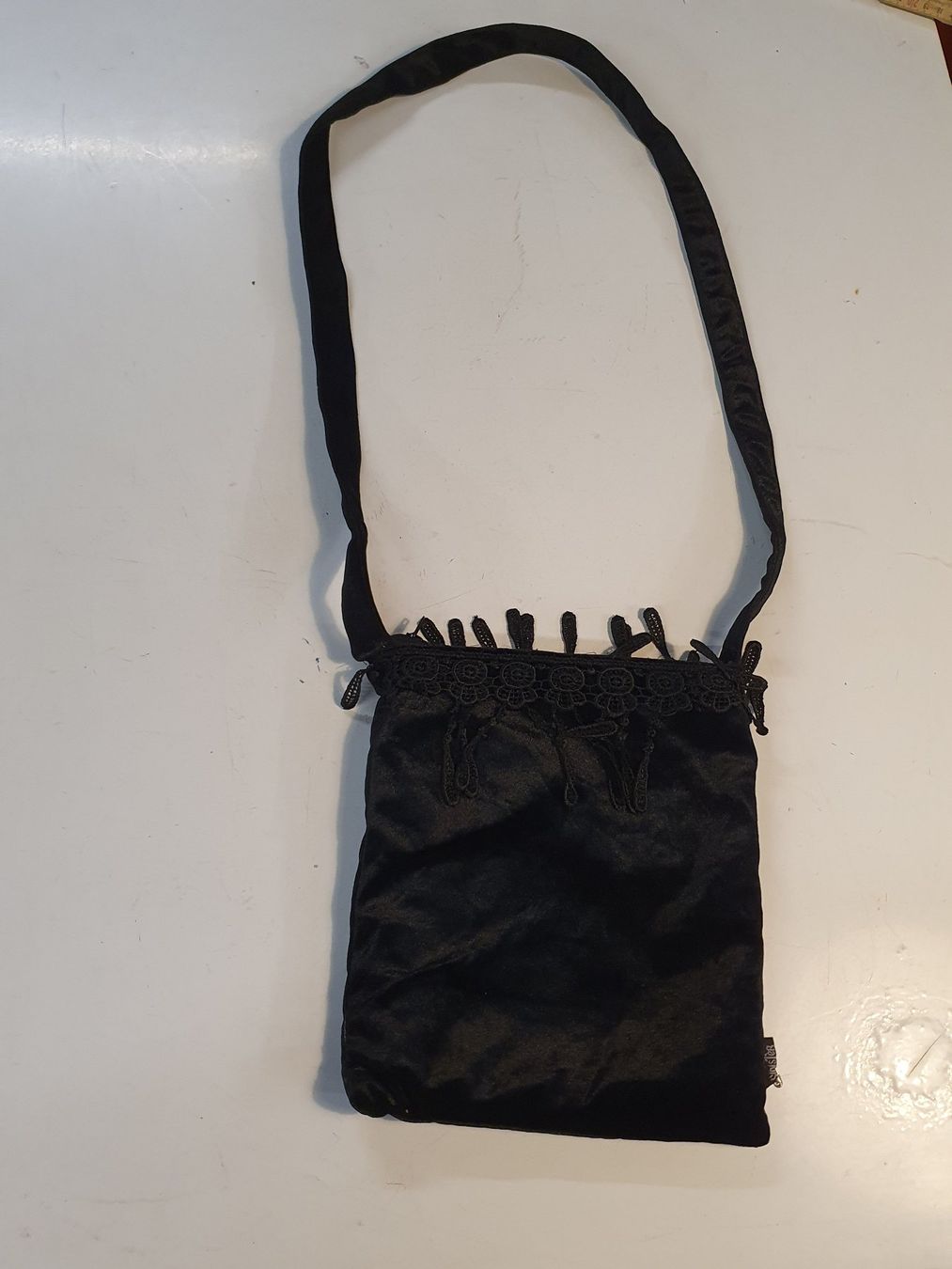 Taschen für Damen: Damenhandtasche Samt schwarz – Gebraucht aus Zürich von loosebone