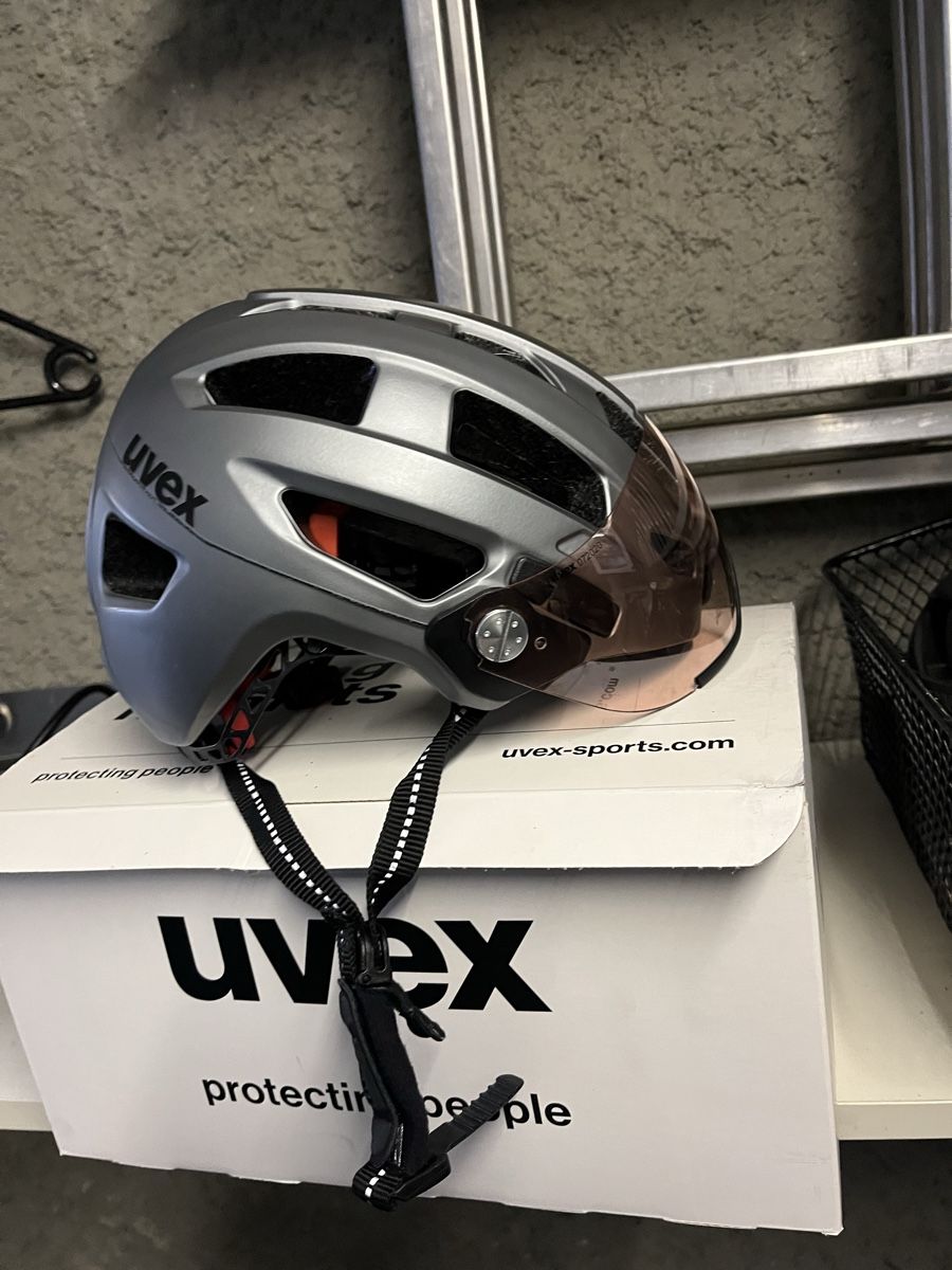 Uvex Caschi: UVEX Velohelm mit Visier – Usato da burgdorf venduto da sasonoti