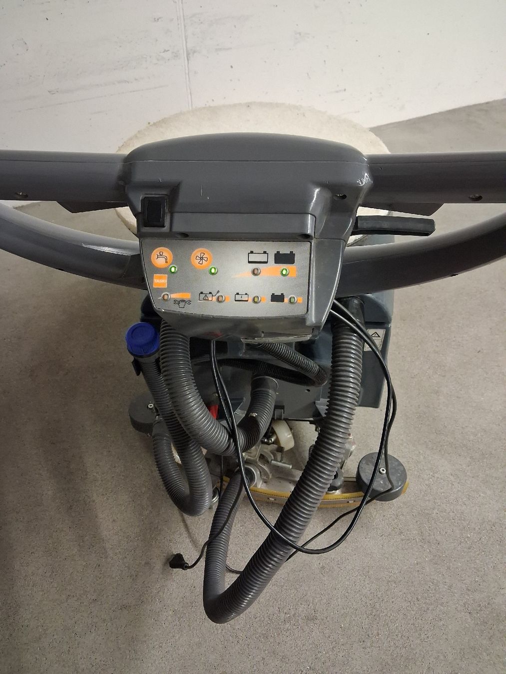 Tutte le macchine: scheuersaugmaschine  taski 450 b  – Usato da Büttikon AG venduto da for_gnt6 3