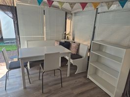 Esszimmertisch weiss ausziehbar mit Eckbank und Regal