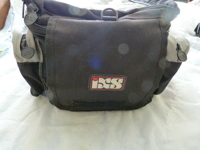 IXS Rucksäcke: IXS Tankrucksack magnetisch, schwarz-grau-rot % – Gebraucht aus Nunningen von Ave51 5