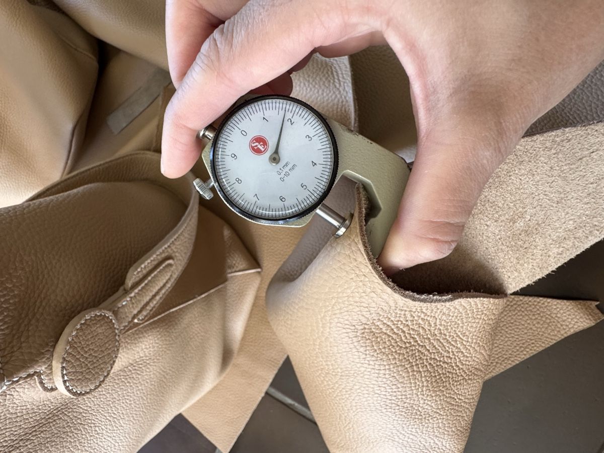 Stoffe: Beige Lederreste Restes de cuir beige – Neu (gemäss Beschreibung) aus Veyras von ValClasse 3