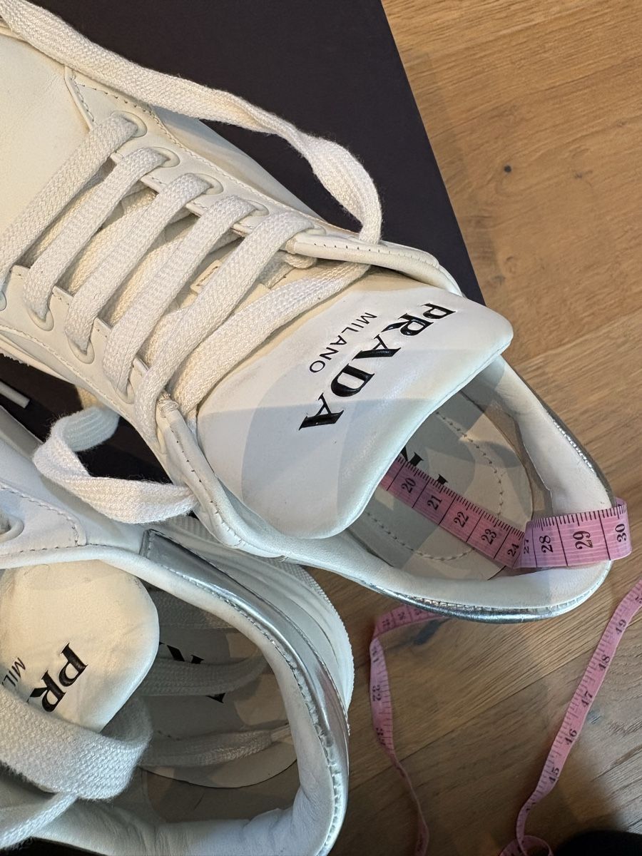 Prada Scarpe da donna: Prada sneakers white silver leather size 35 – Usato da Dübendorf venduto da Tony321 4