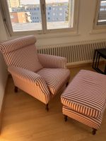 Fauteuil et repose-pieds rayé
