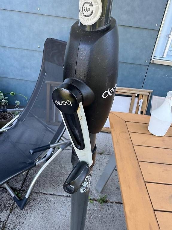 Sonnenschirme: Kurbel Sonnemschirm, beige, 2m Durchmesser – Gebraucht aus Zürich von Csonne 3