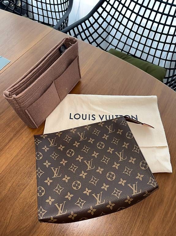 Louis Vuitton Custodie per cosmetici: Louis Vuitton Poche Toilette 26 Monogram – Usato da Wabern venduto da El_Sueno 1